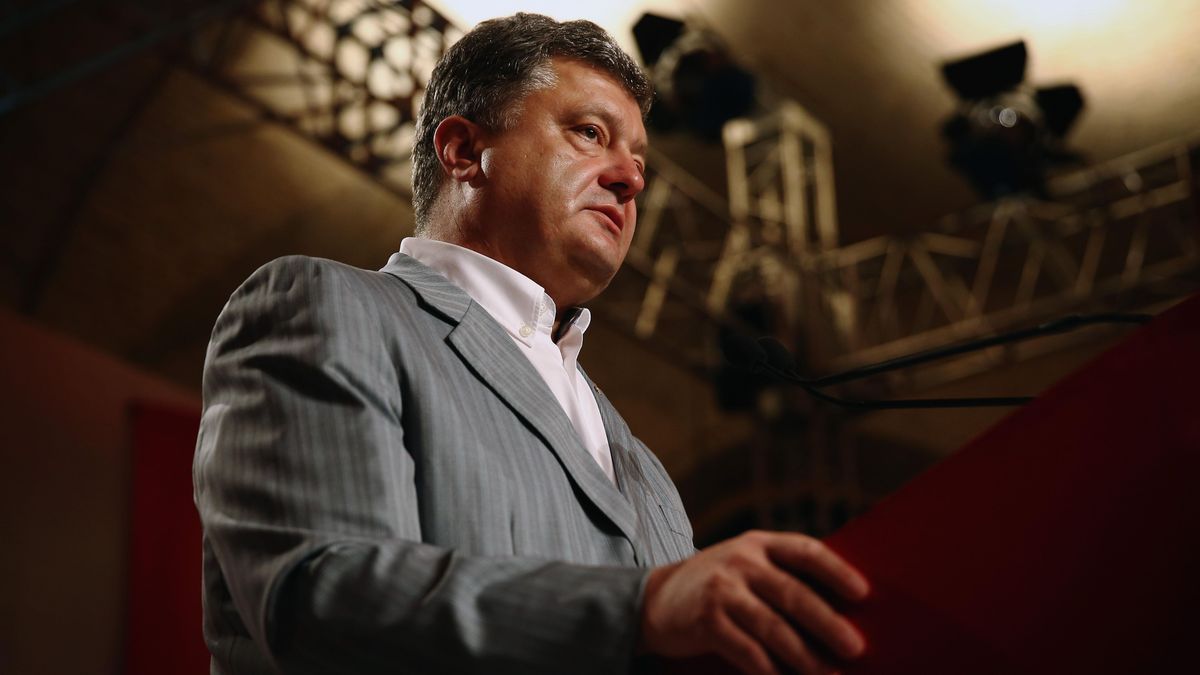 Росія продовжує перетворювати Крим на найбільшу військову базу у світі, – Порошенко