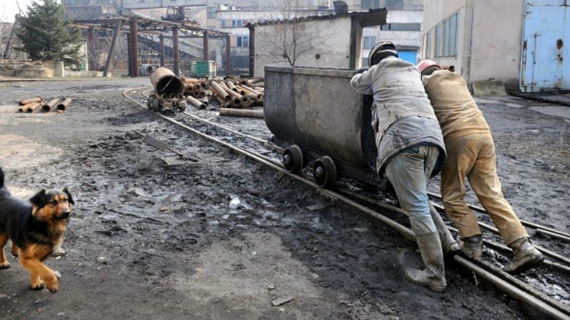 Горняки на оккупированных территориях требуют украинских зарплат Горняки на оккупированных территориях требуют украинских зарплат