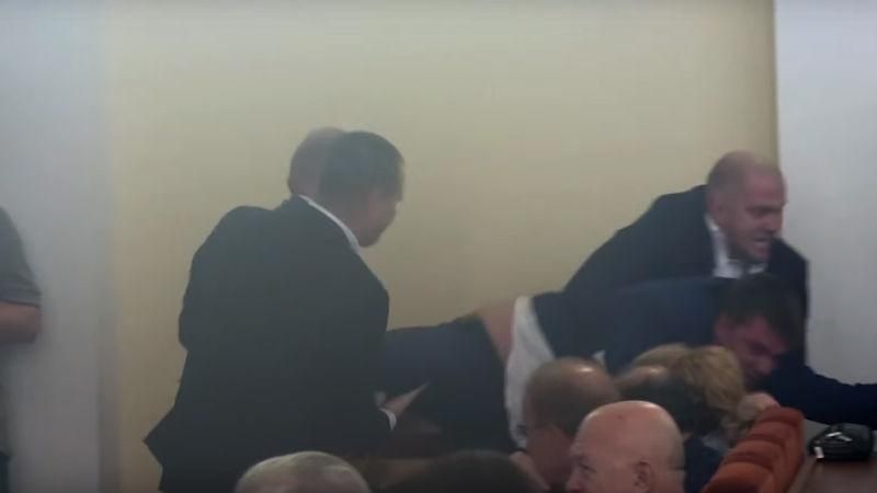 Охранники Кернеса выволокли из мэрии бывшего депутата: опубликованы видео
Охранники Кернеса выволокли из мэрии бывшего депутата: опубликованы видео