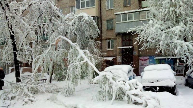 Негода лютує: ще один обласний центр закриває школи через снігопади