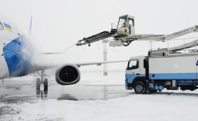 Из-за метели аэропорт Запорожья не принимает рейсы Из-за метели аэропорт Запорожья не принимает рейсы