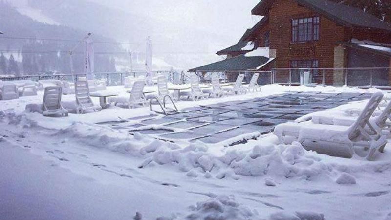 Фотофакт: Карпати засипало двометровим шаром снігу
