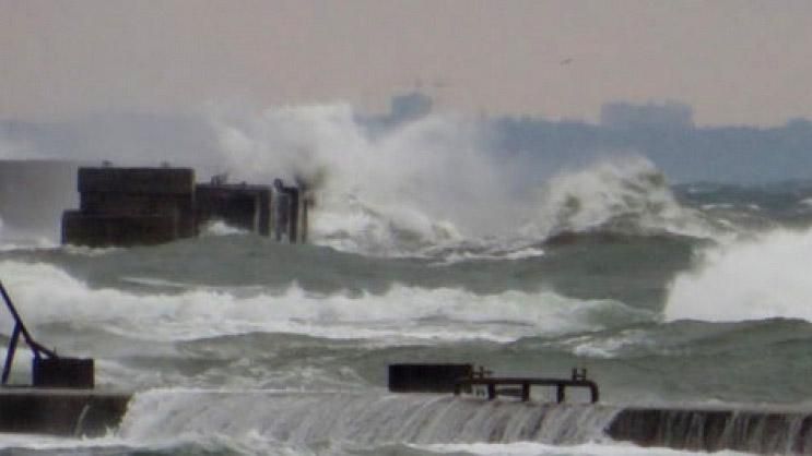 На Черном море бушует мощный шторм: опубликовано фото и видео