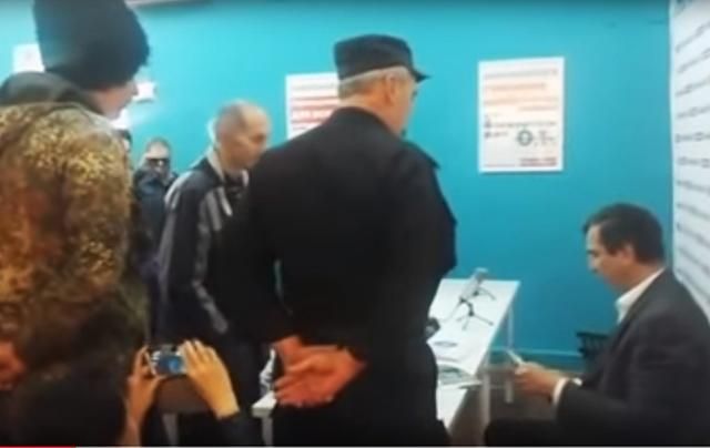 "Казаки" штурмовали штаб Навального и обвинили его в поддержке Бандеры "Казаки" штурмовали штаб Навального и обвинили его в поддержке Бандеры