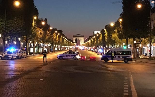 У Парижі чоловік відкрив вогонь по поліції: є жертви