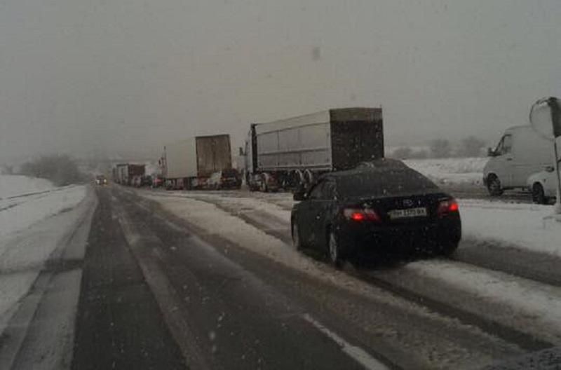 Через негоду на трасі Київ – Одеса утворився довгий затор Через негоду на трасі Київ – Одеса утворився довгий затор