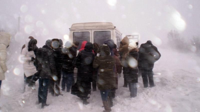 Негода не відступає: рятувальники звільнили зі снігового полону сотню машин на Одещині