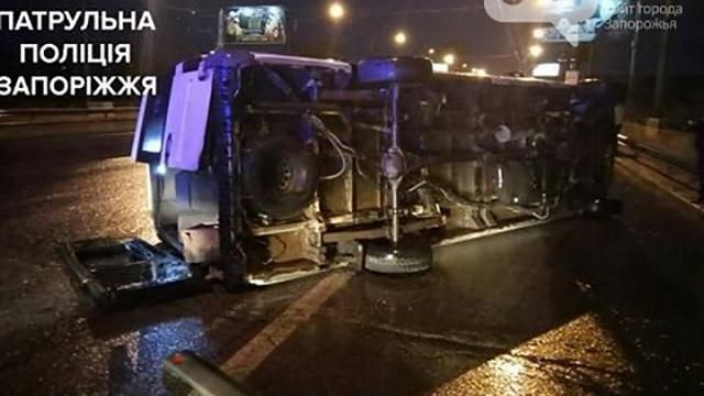 Маршрутка з пасажирами перекинулась на дамбі в Запоріжжі: багато постраждалих Маршрутка з пасажирами перекинулась на дамбі в Запоріжжі: багато постраждалих