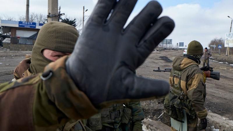 Боевик бросил в блиндаж оккупантов "коктейль Молотова": есть раненые Боевик бросил в блиндаж оккупантов "коктейль Молотова": есть раненые