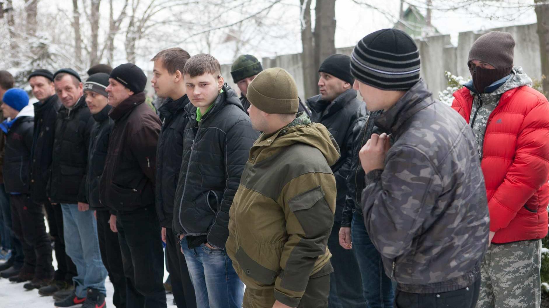 Высадили нас в поле как стадо, ни горячей еды, ни туалета, – студент о "мобилизации" в "ДНР"