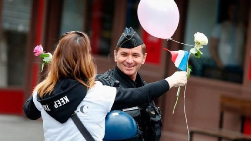 В Париже протестовали "разгневанные" жены полицейских