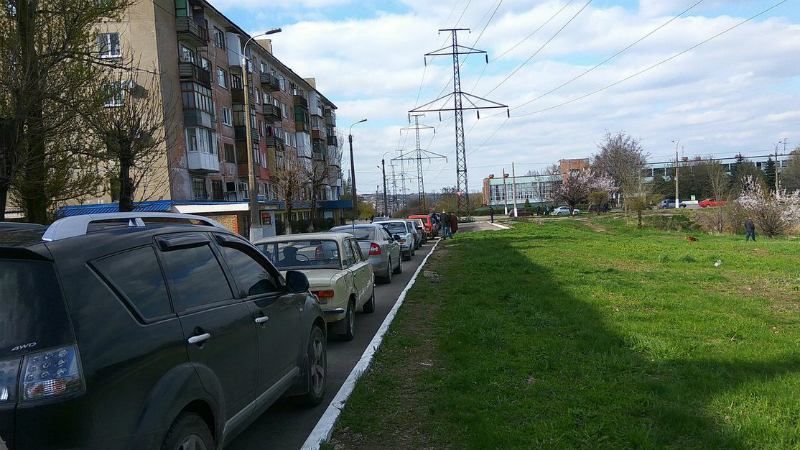 В окупованому Алчевську довжелезні черги до заправок: з'явились фото