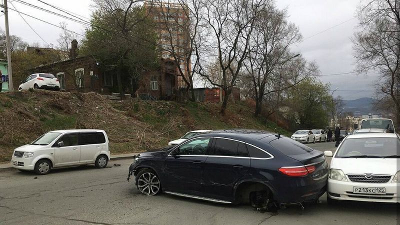 Дівчина на Mercedes розтрощила 11 припаркованих автівок: опубліковане відео