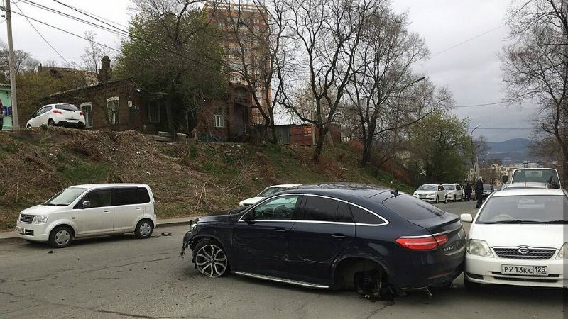 Девушка на Mercedes разбила 11 припаркованных автомобилей: опубликовано видео