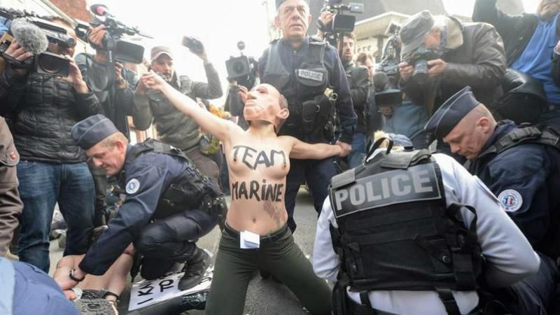 Вибори у Франції: оголені активістки влаштували видовищну акцію біля дільниці Ле Пен (18+)