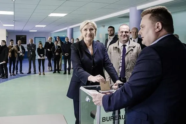 Марін Ле Пен проголосувала на виборах у Франції
