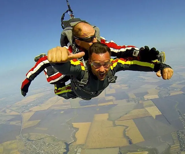 Тимур Мірошниченко стрибнув з парашутом Тимур Мірошниченко стрибнув з парашутом