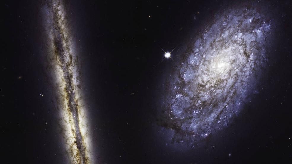 Космический телескоп Hubble сделал невероятный снимок двух спиральных галактик
