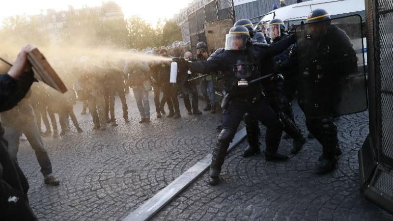 Вибори у Франції: з'явилися перші фото із протестів в Парижі 