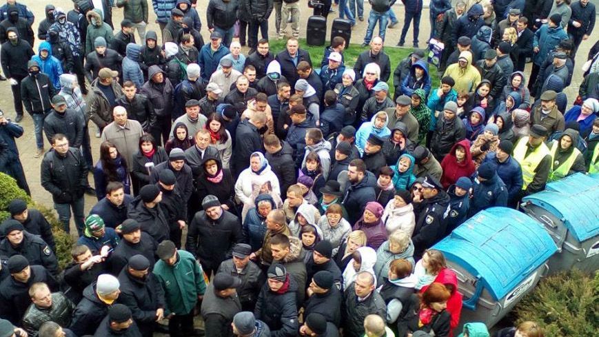 Штовханина під міськрадою в Тернополі: в депутатів кидали яйцями і бризкали спреєм