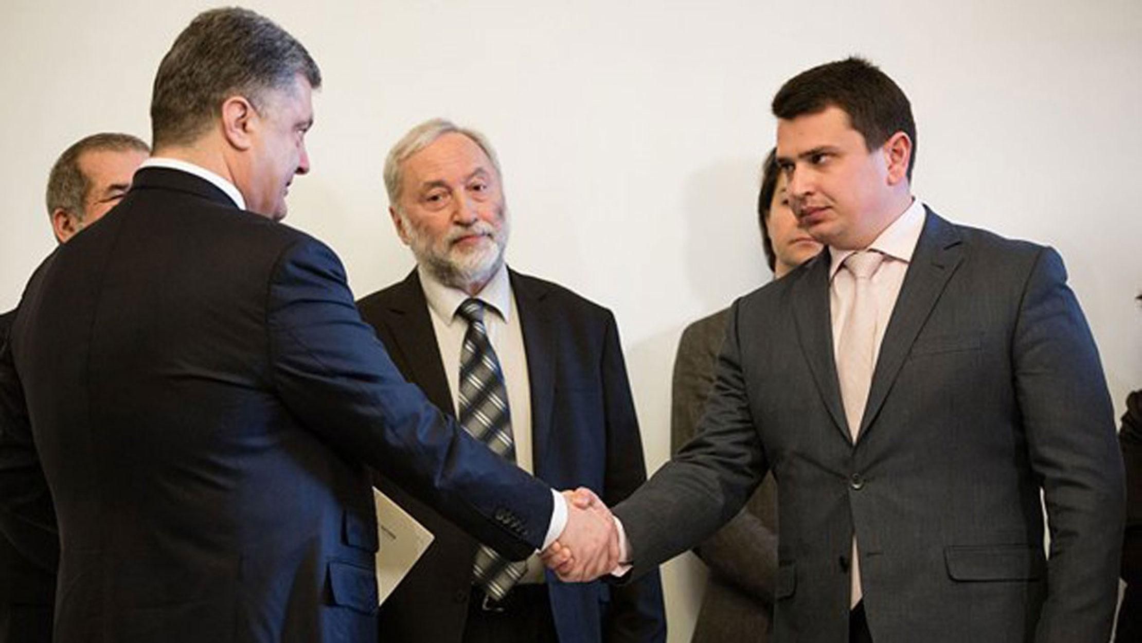 НАБУ підіграло Порошенку справою Мартиненка, – політолог НАБУ підіграло Порошенку справою Мартиненка, – політолог