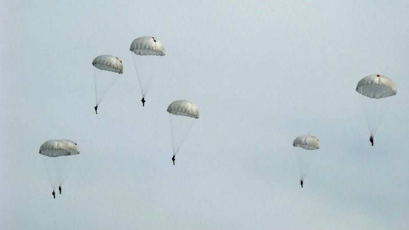 Як тренується український десант: ефектні фото у небі