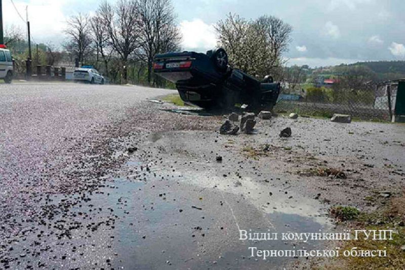 Водій збив двох дітей та перекинувся: опублікували фото