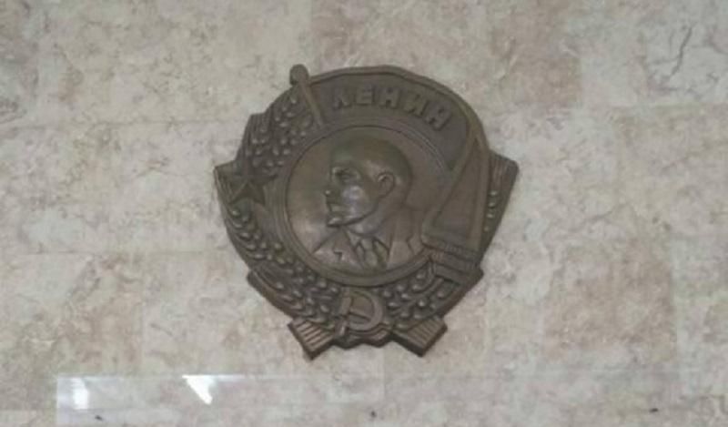 Кернес досі не зняв барельєфи з Леніним та червоні зірки: фото Кернес досі не зняв барельєфи з Леніним та червоні зірки: фото