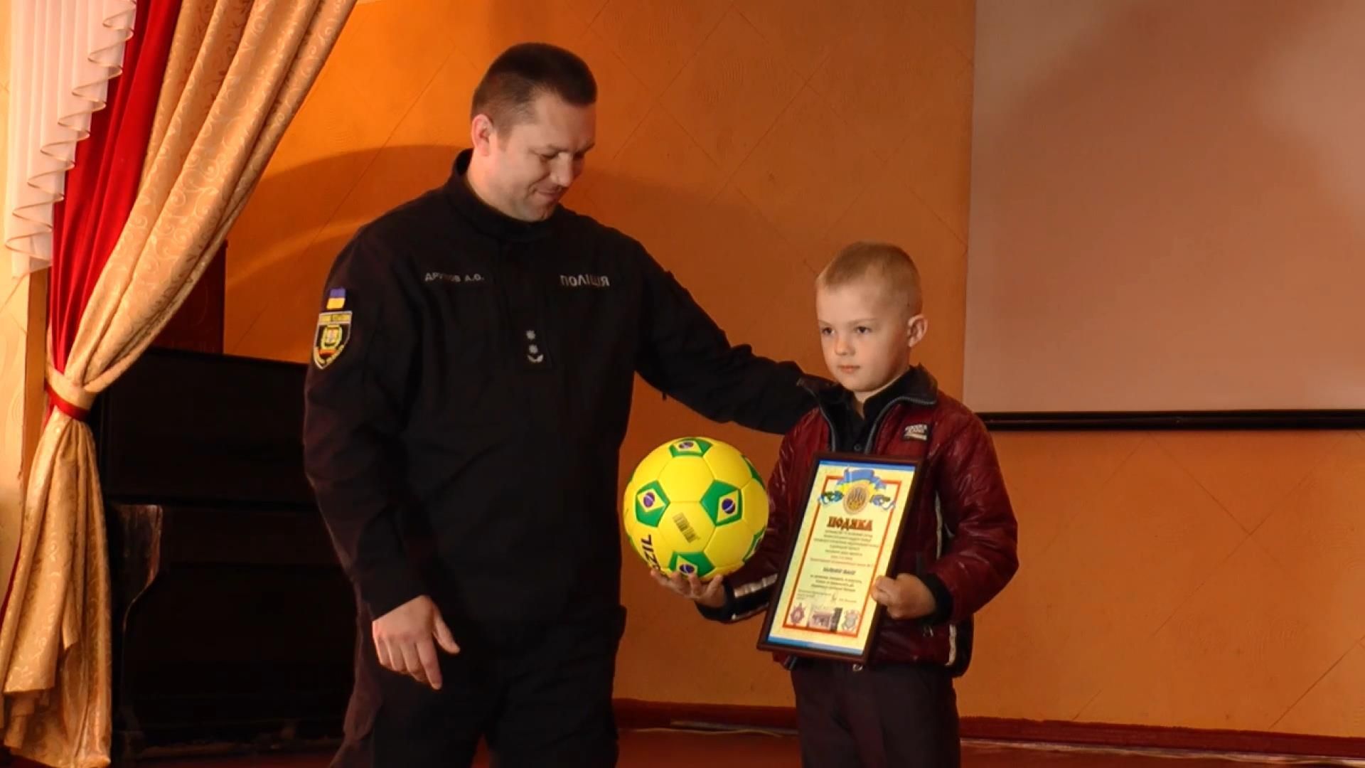 Полиция наградила 7-летнего мальчика, который обнаружил тайник с гранатами и спас друзей