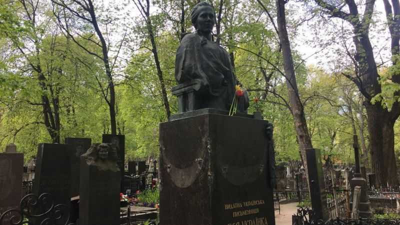 В мережі опублікували фото пошкодженого пам'ятника Лесі Українки В мережі опублікували фото пошкодженого пам'ятника Лесі Українки