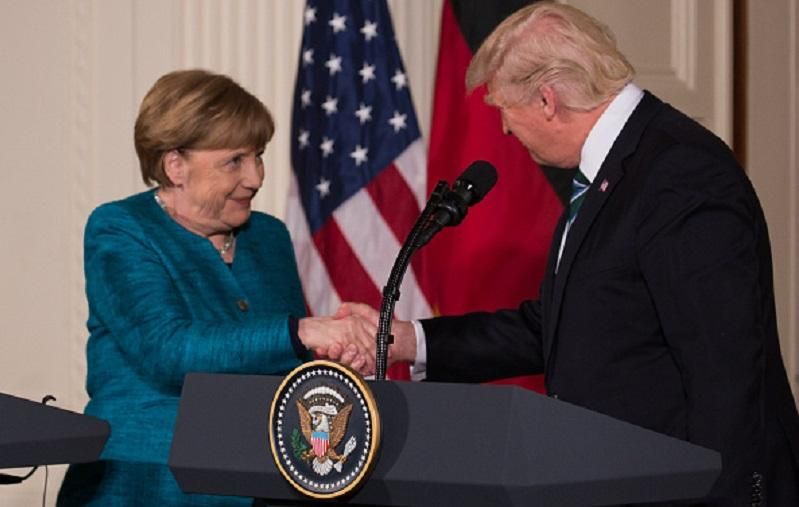 Трамп і Меркель обговорили ситуацію в Україні