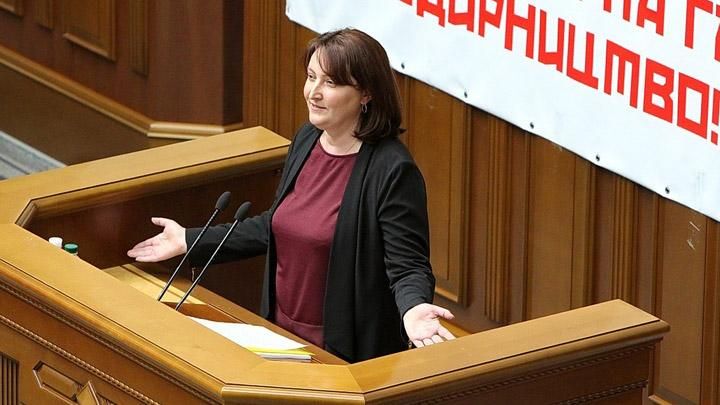 Час додому: за сотні тисяч гривень чиновники працюють кілька годин на день Час додому: за сотні тисяч гривень чиновники працюють кілька годин на день