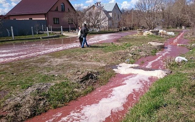 Аварія на заводі в Росії: місто залило "ріками" соку