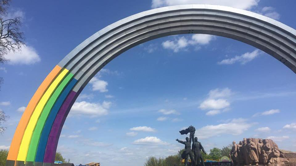 Один із символів Києва перетворять на веселку спеціально до Євробачення: фото