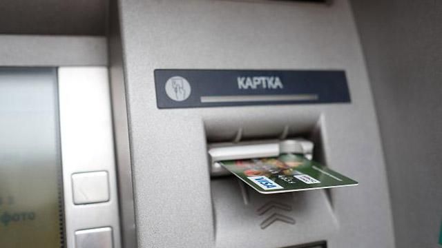 Чоловік викрав майже півмільйона гривень з банкомату у Тернополі: відео