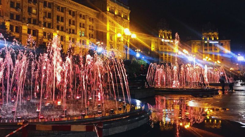 На Майдане Независимости заработали фонтаны: яркие фото и видео
