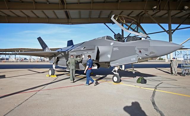 Вблизи границ России появились сверхбыстрые истребители США Вблизи границ России появились сверхбыстрые истребители США