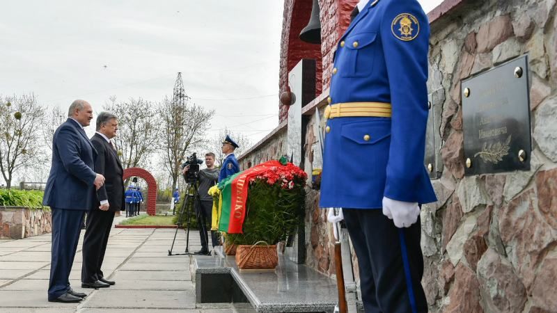 Порошенко с Лукашенко приехали на ЧАЭС Порошенко с Лукашенко приехали на ЧАЭС