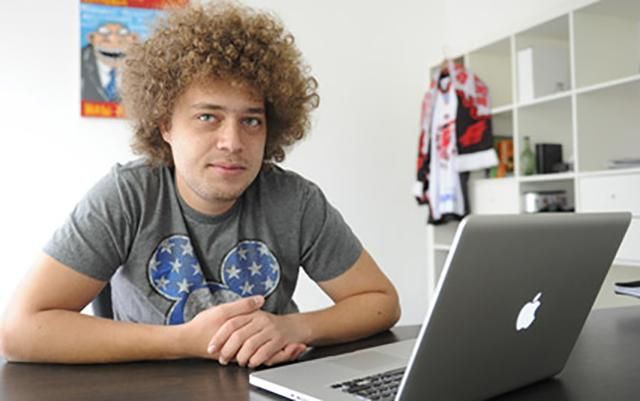 На відомого російського блогера напали чоловіки з тортами і квітами На відомого російського блогера напали чоловіки з тортами і квітами