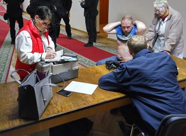 Активіст заявив, що його побив мер Дніпра Активіст заявив, що його побив мер Дніпра