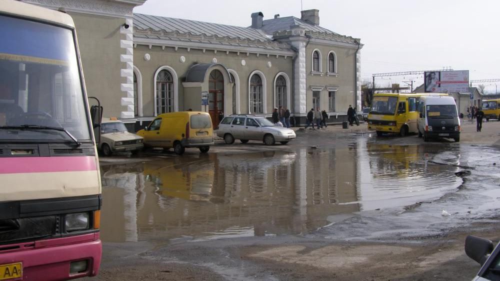 Пасажирський автобус обстріляли на Львівщині