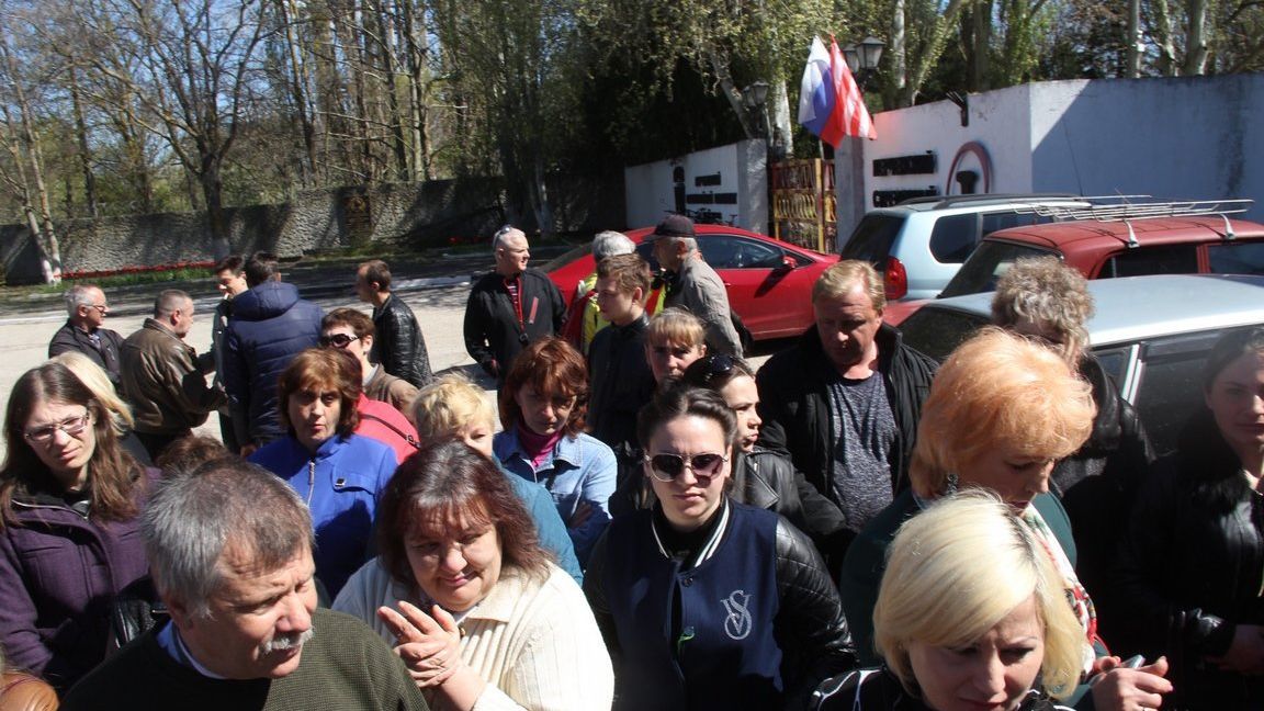 "Райське" життя у Криму закінчилось: у Керчі протестують робітники заводу