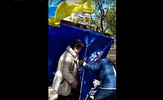 Агітатори "Опозиційного блоку" побили активіста в Маріуполі Агітатори "Опозиційного блоку" побили активіста в Маріуполі