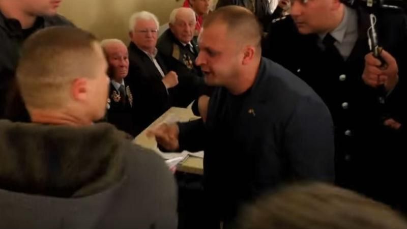 У Конотопі розігнали зустріч соратників кума Путіна У Конотопі розігнали зустріч соратників кума Путіна