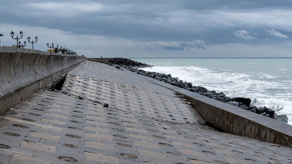 Шторм "смыл" олимпийскую набережную в Сочи: появились фото и видео Шторм "смыл" олимпийскую набережную в Сочи: появились фото и видео
