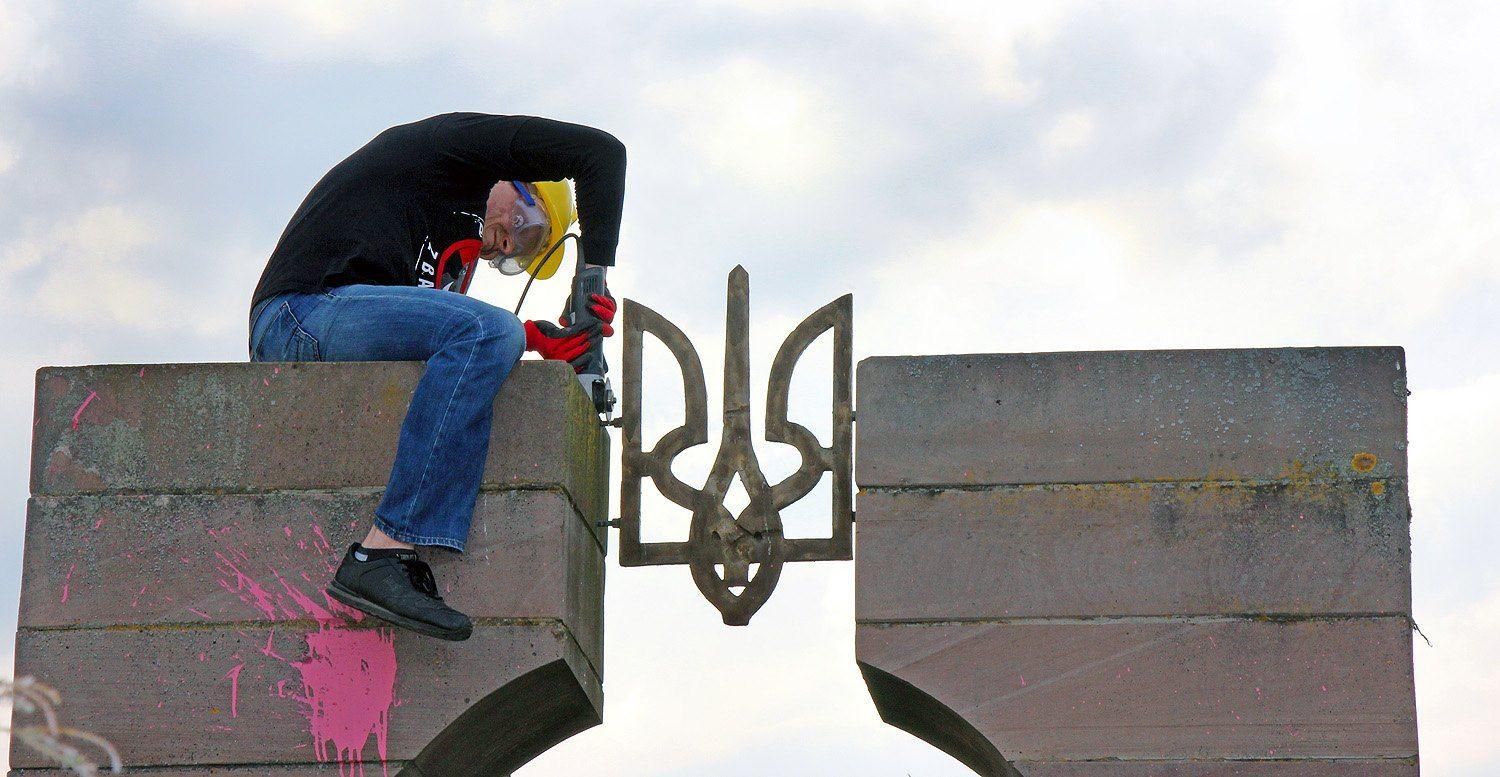 Нам словно сказали: украинцам место в стойле, – глава ОУН о демонтированном памятнике воинам УПА