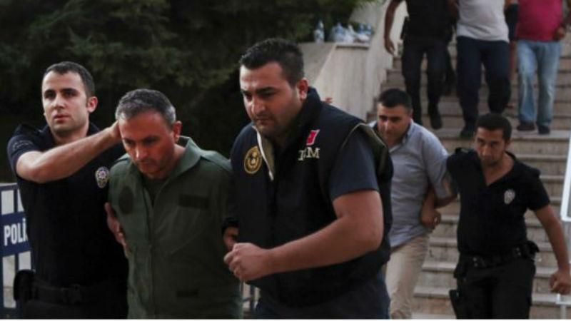 По Турции прокатилась масштабная волна арестов По Турции прокатилась масштабная волна арестов