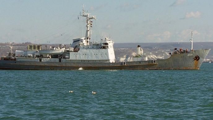 Военный корабль РФ столкнулся с судном в Черном море