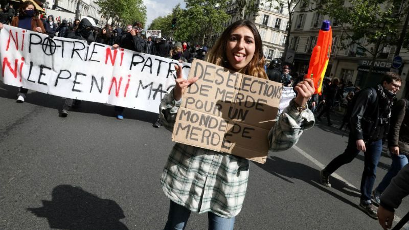 Ни Макрон, ни Ле Пен: французские школьники устроили людные митинги со столкновениями в Париже Ни Макрон, ни Ле Пен: французские школьники устроили людные митинги со столкновениями в Париже