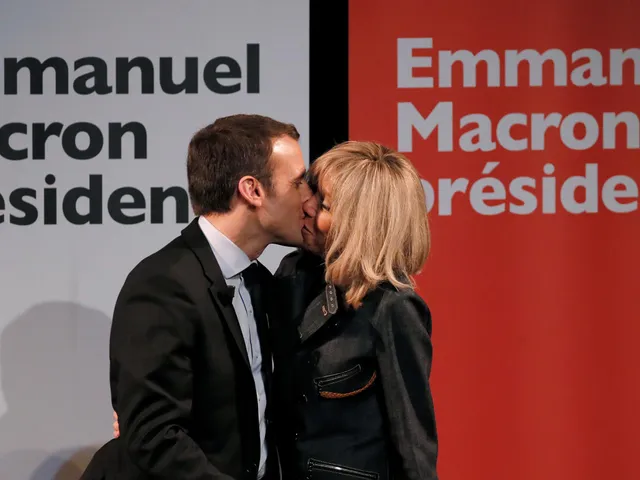 Еммануаль Макрон відомий також своєю особливою романтичною історією. На фото – поцілунок з дружиною після оголошення результатів першого туру